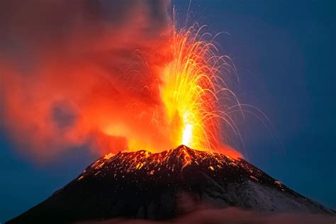 Bajo un volcán 2025